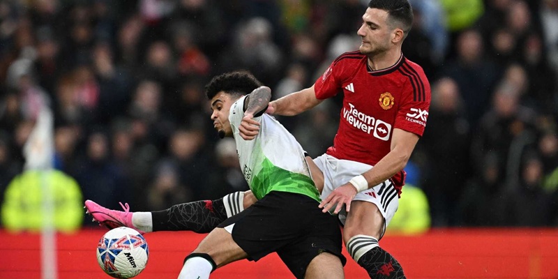 Dalot có thể chơi tốt ở cả 2 hành lang biên